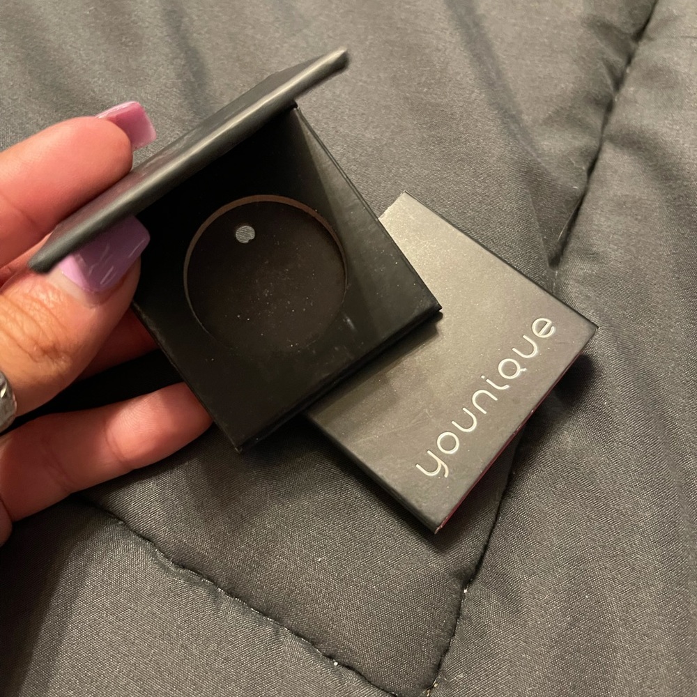 Single Pressed Shadow Holder